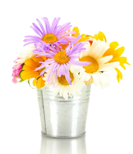 Hermoso ramo de flores silvestres brillantes en cubo, aislado en blanco —  Fotos de Stock