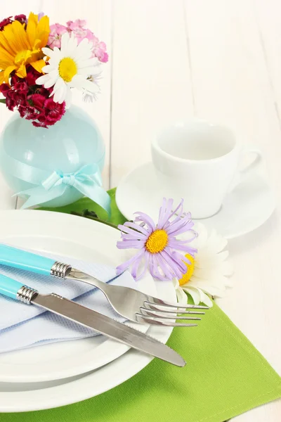 Schöne festliche Tischdekoration mit Blumen — Stockfoto