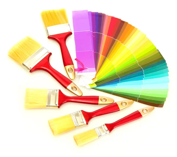 Pinceles y paleta de colores brillantes aislados en blanco — Foto de Stock