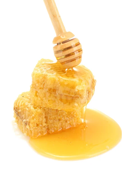 金黄的蜂窝和蜂蜜隔离在白色木制 drizzler — 图库照片