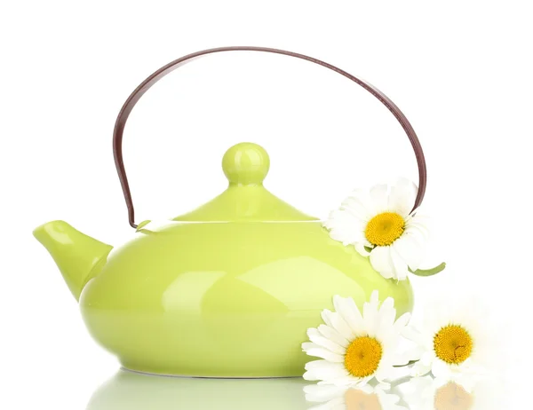 Tetera con té de manzanilla aislado en blanco — Foto de Stock