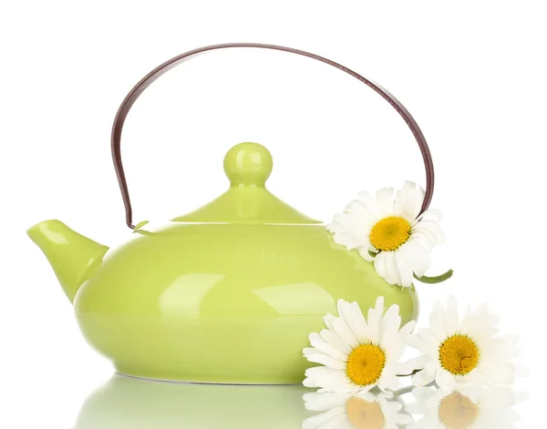 Çaydanlığın üzerine beyaz izole papatya çayı ile — Stok fotoğraf