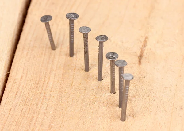 木の板で金属の釘 — Stock fotografie