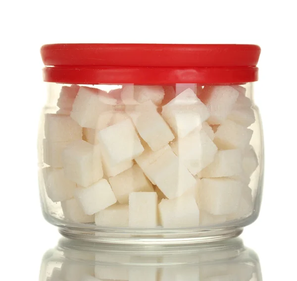 JAR s bílým kusový cukr izolovaných na bílém — Stock fotografie