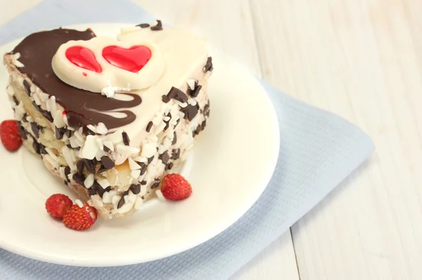 Süße Torte mit Schokolade auf Teller auf Holztisch — Stockfoto