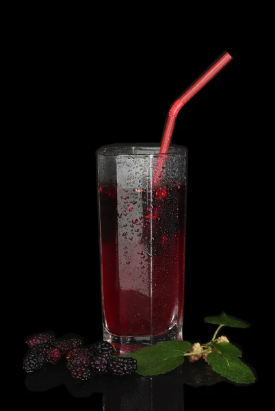 Sklo osvěžující juice mulberry izolovaných na černém pozadí — Stock fotografie