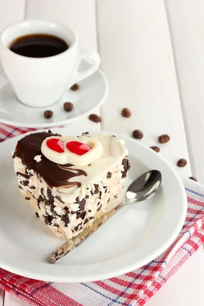 Torta dolce con cioccolato sul piatto e tazza di caffè sul tavolo di legno — Foto Stock