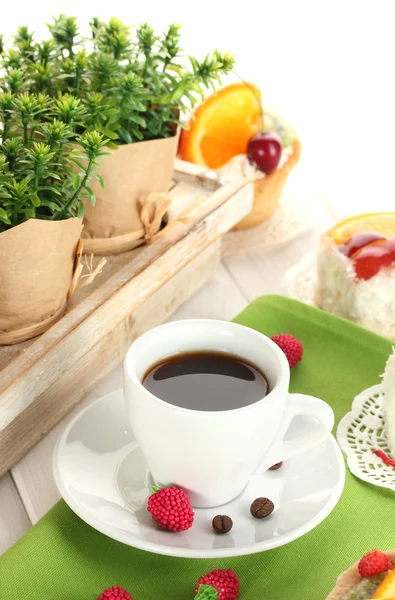 Kopp kaffe och söta bakverk med frukter på träbord — Stockfoto