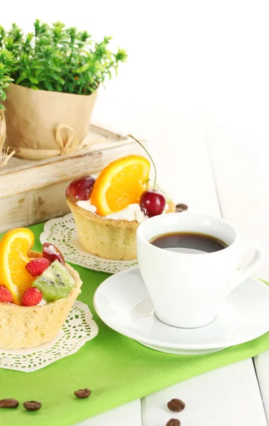 Kaffee und Kuchen mit Früchten auf Holztisch — Stockfoto