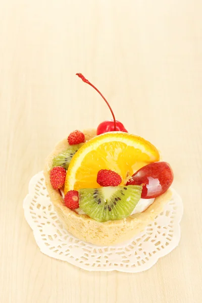Sweet cake with fruits on wooden table — Stock Photo, Image