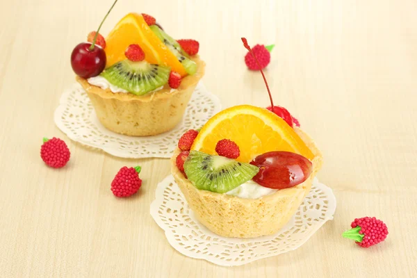 Söt tårta med frukter på träbord — Stockfoto