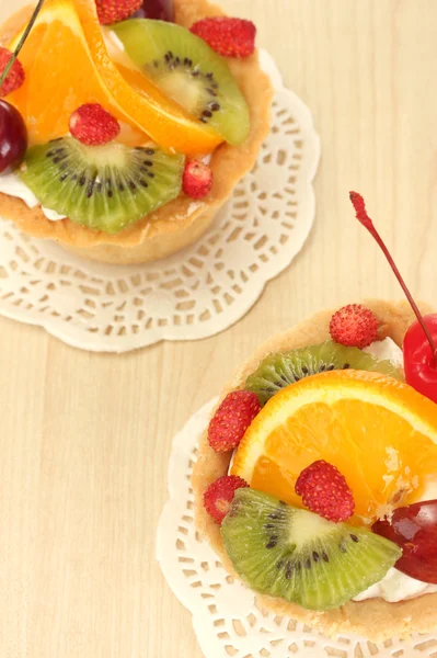 Сладкий торт с фруктами на деревянном столе — стоковое фото
