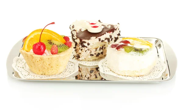 フルーツと白で隔離される銀のトレイにチョコレートの甘いケーキ — ストック写真