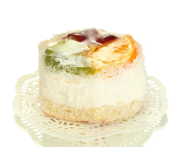 Pastel dulce con frutas aisladas en blanco — Foto de Stock