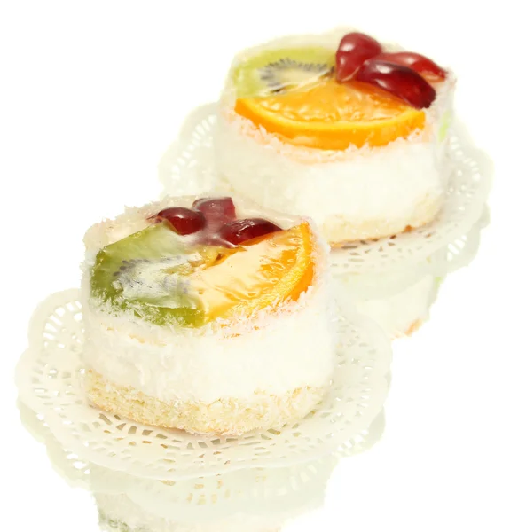 Gâteaux sucrés aux fruits isolés sur blanc — Photo