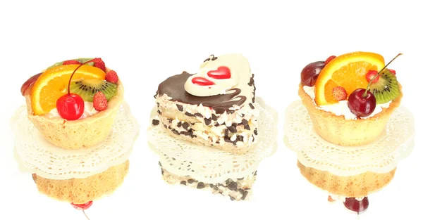 Süße Kuchen mit Früchten und Schokolade isoliert auf weiß — Stockfoto