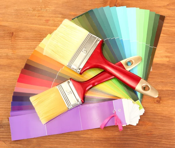 油漆刷和明亮的木制背景颜色调色板 — 图库照片