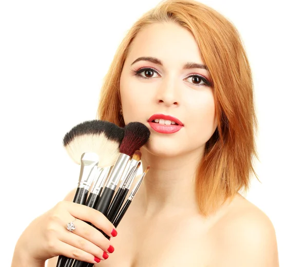 Портрет красивой женщины с кисточками для макияжа — стоковое фото