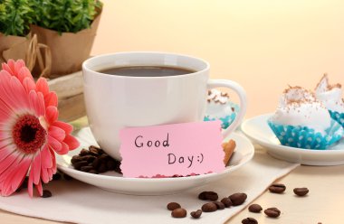 fincan kahve ve gerbera fasulye, tarçın çubukları ahşap tablo