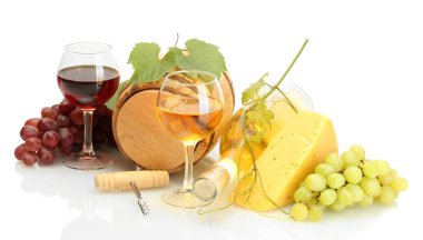 Namlu, şişe ve kadeh şarap ve olgunlaşmış üzümler beyaz izole