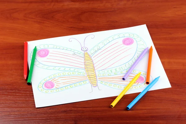 Παιδική ζωγραφική πεταλούδα και μολύβια σε ξύλινα φόντο — Φωτογραφία Αρχείου