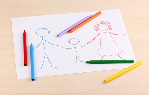 Dibujo infantil de familia y lápices sobre fondo de madera — Foto de Stock
