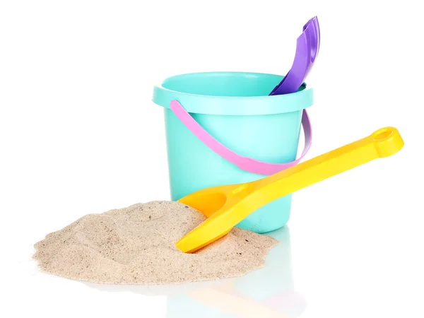 Детские пляжные игрушки и песок изолированы на белом — стоковое фото