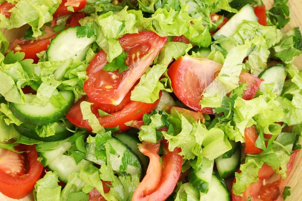 Свежий салат с помидорами и огурцами крупным планом — стоковое фото