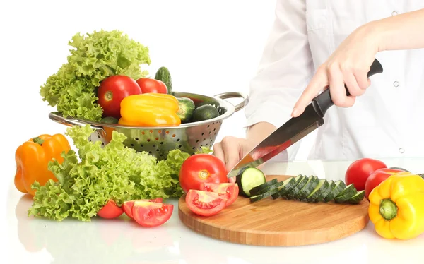 Mulheres mãos cortar legumes na cozinha quadro negro — Fotografia de Stock