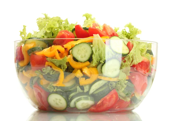 Verse groenten Salade in transparante kom geïsoleerd op wit — Stockfoto