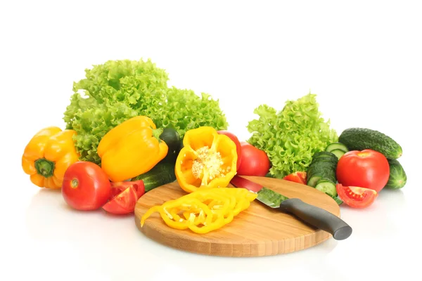 Verduras frescas y cuchillo en la tabla de cortar aislado en blanco — Foto de Stock
