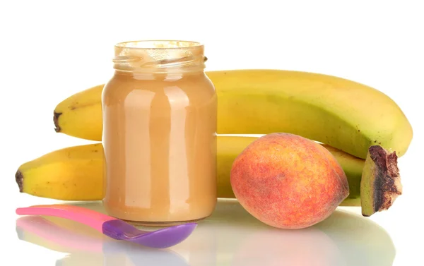Βάζο με φρούτα και παιδικές τροφές και κουτάλι που απομονώνονται σε λευκό — Φωτογραφία Αρχείου