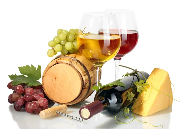 桶、 瓶和玻璃的葡萄酒、 奶酪和成熟的葡萄上白色隔离 — 图库照片