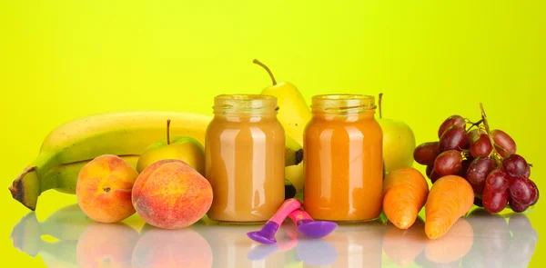 Gläser mit Obst und Gemüse Babynahrung und Obst und Gemüse auf buntem Hintergrund — Stockfoto