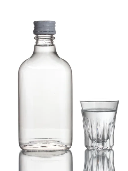 Láhev vodky a skleničku izolovaných na bílém — Stock fotografie