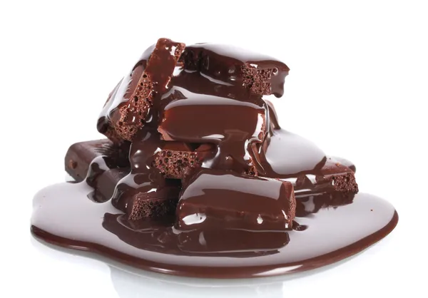 Fette di latte e barretta di cioccolato fondente versato cioccolato isolato su bianco — Foto Stock