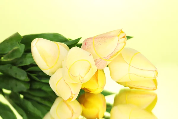 Hermosos tulipanes sobre fondo verde —  Fotos de Stock