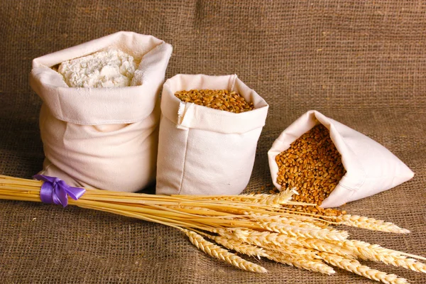 Ziarna pszenicy i mąki na worze — Zdjęcie stockowe