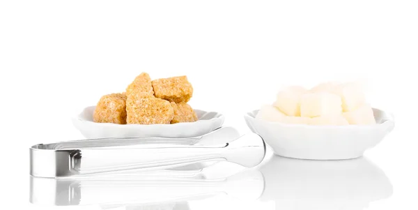 Коричневый и белый кубики сахара в тарелках изолированы на белом — стоковое фото