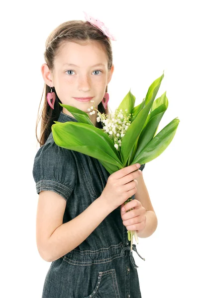Porträtt av vacker liten flicka med liljekonvaljer isolerad på vit — Stockfoto