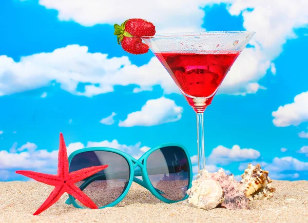Composição de praia de óculos de sol de mulher na moda e uma bebida refrescante — Fotografia de Stock