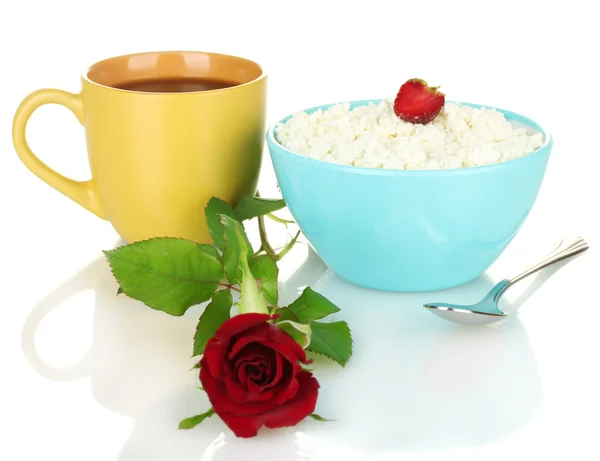 Τυρί cottage με φράουλα σε μπλε μπολ και πορτοκαλί Κύπελλο με τον καφέ, κουτάλι και λουλουδιών που απομονώνονται σε λευκό — Φωτογραφία Αρχείου