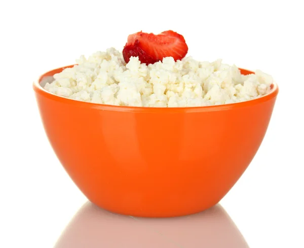 Keso med jordgubbe i orange bowl isolerad på vit — Stockfoto