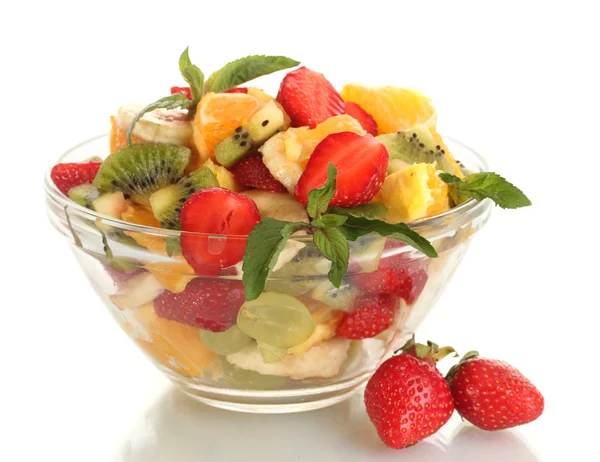 Skleněná mísa s čerstvým ovocem salát a jahody izolovaných na bílém — Stock fotografie