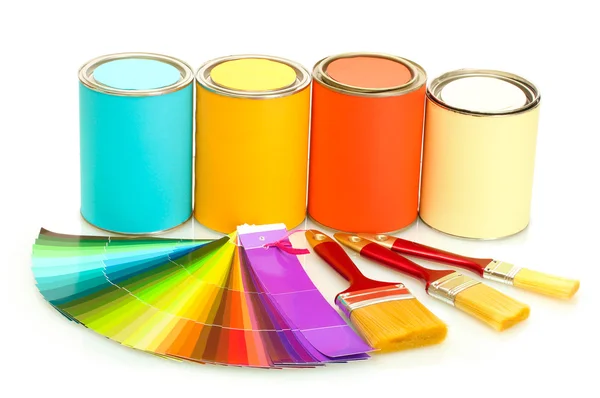 Plechovky s barvou, štětce a světlé paletu barev, izolované na bílém — Stock fotografie