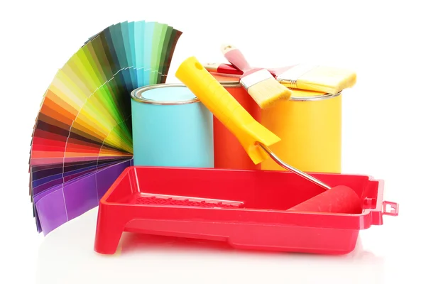 Teneke kutular ile boya, rulo, fırça ve parlak beyaz üzerinde izole renk paleti — Stok fotoğraf