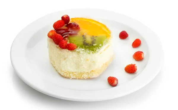 Zoete cake met vruchten op plaat geïsoleerd op wit — Stockfoto