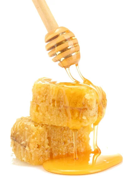 Złotych plastrów i drewniane drizzler z miód na białym tle — Zdjęcie stockowe
