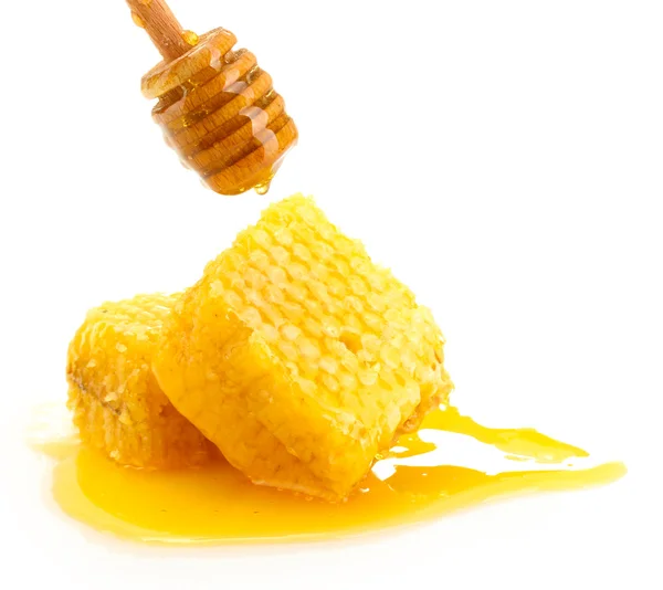 Rayons de miel dorés avec du miel isolé sur blanc — Photo