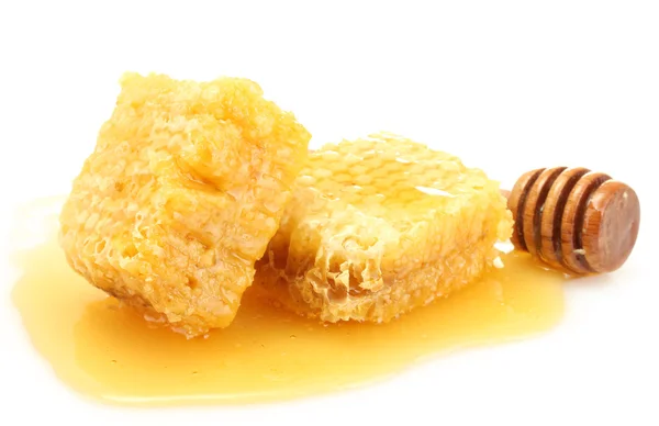 Gyllene vaxkakor och trä drizzler med honung isolerad på vit — Stockfoto